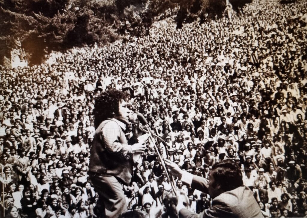 Nelson Ned canta para uma multidão em Bogotá, Colômbia, em 1973.