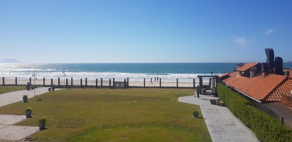 Vista da praia dos Ingleses, em Florianópolis