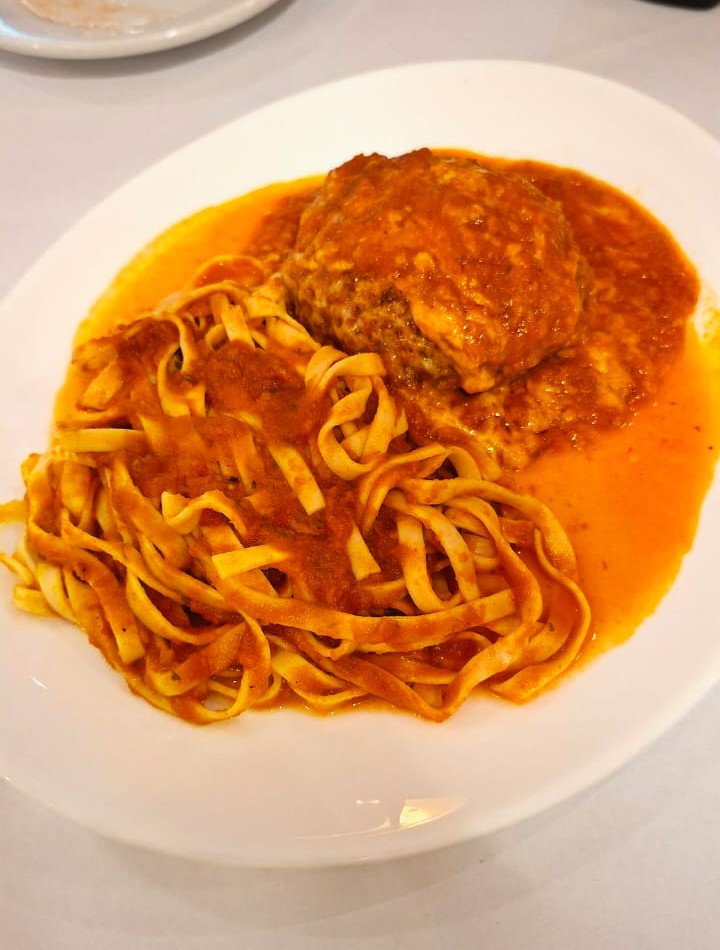 polpettone parmegiana com fettuccine caseiro ao sugo do Nello's Cantina em São Paulo